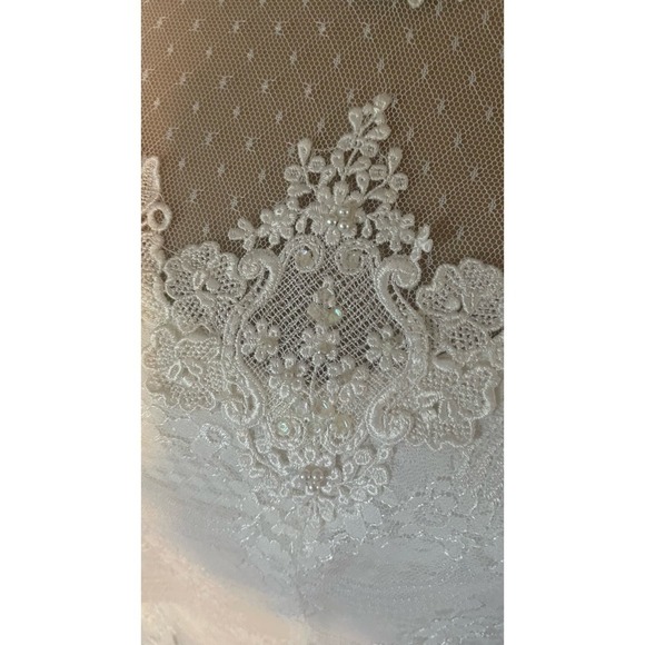 Victorian Elegance: White Wedding Gown by Alfred Angelo" - Picture 8 of 16